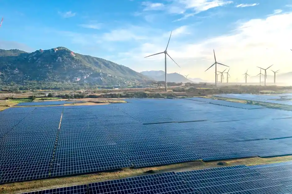 Green hydrogen 2026-2030: volume curve, China policy, and offtake underwriting