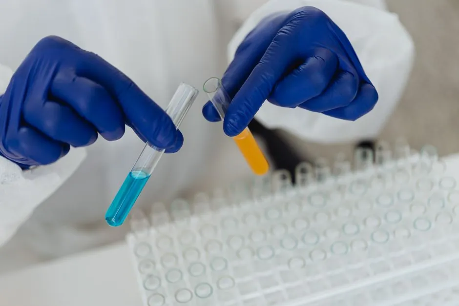 Lab Glove Selection: Material, Hazard, and EN 374 Compliance