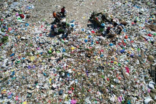 Motor Grader selection for landfill operations - Undercarriage, Tires, and the Debris Problem
