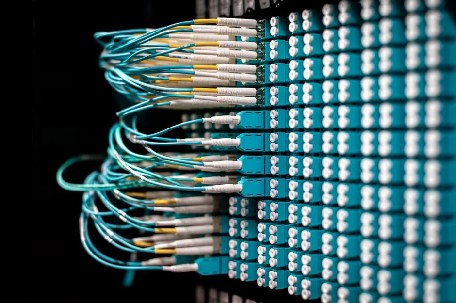 Laser Distance Sensor vs Fiber Optic Sensor: Spec-First Selection