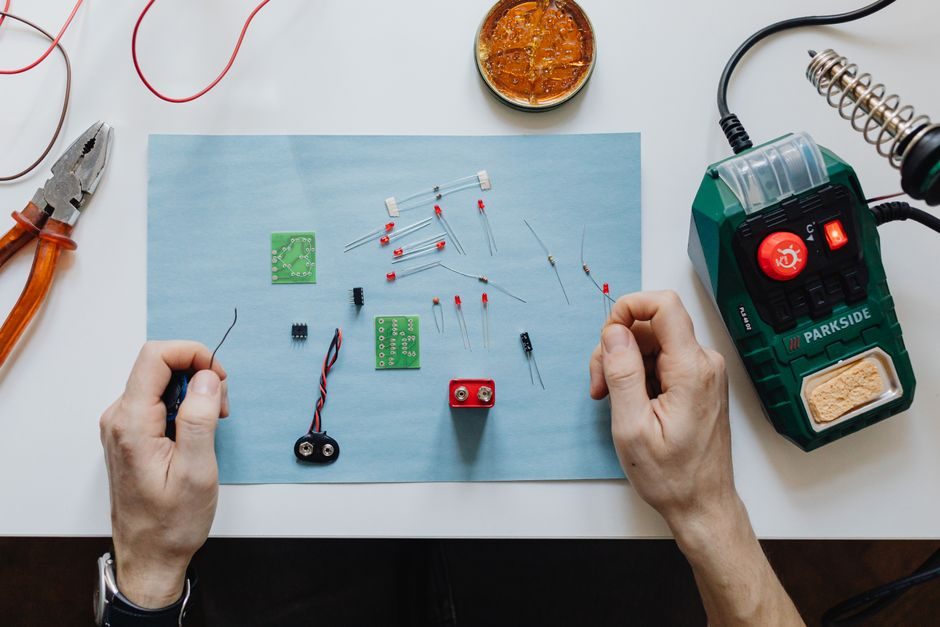Magnetic Sensor vs Tilt Sensor: Spec-First Selection Map for Industrial Use
