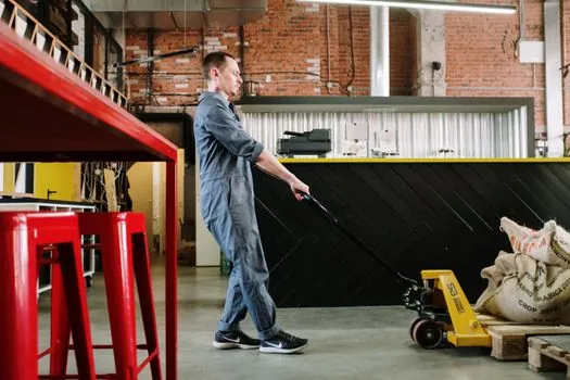 Manual Pallet Jack selection for automotive parts logistics - When Manual Is the Wrong Choice