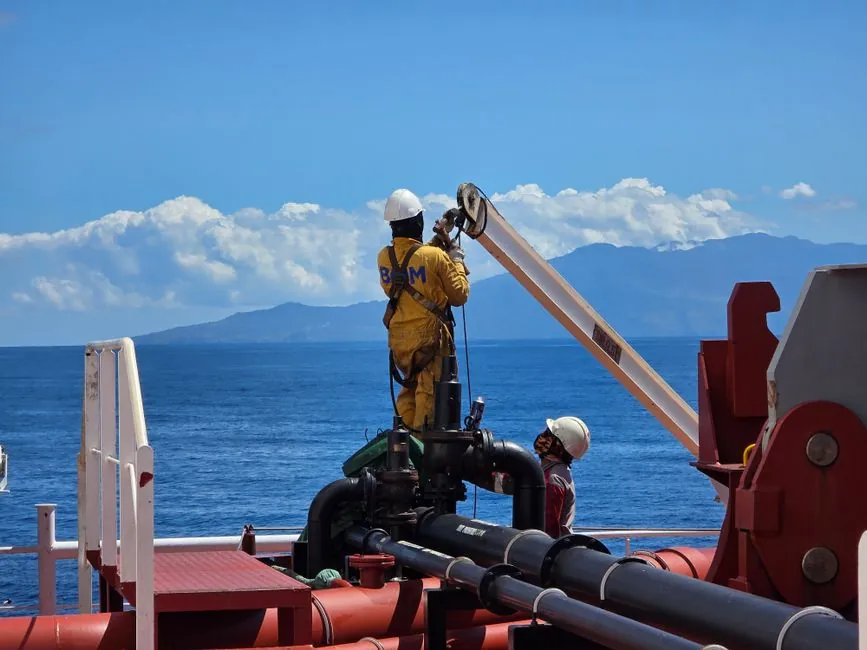 Marine push-in fitting selection: material, seal, and pressure gates