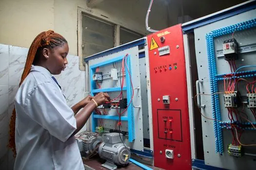 how to choose a Motor Control Center - Installation, Commissioning, and Sourcing Signals