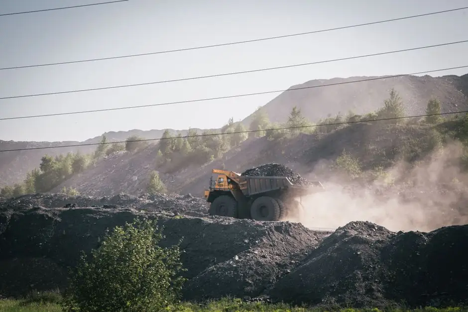 Mining Dump Truck Selection for Quarrying: Payload, Drive Layout and Haul-Road Fit