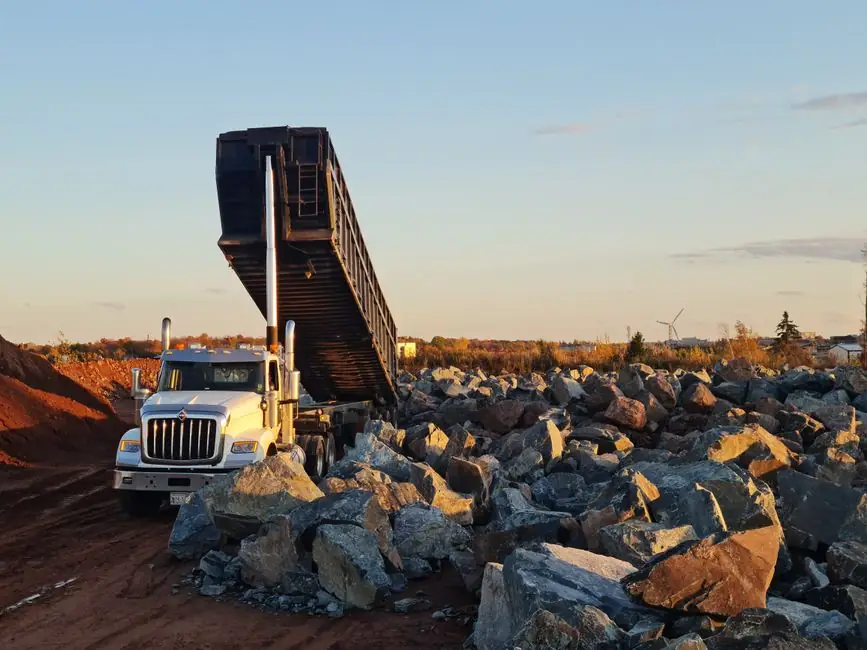 Mining Dump Truck Specs for Pipeline Construction: Payload, Drive, Liner