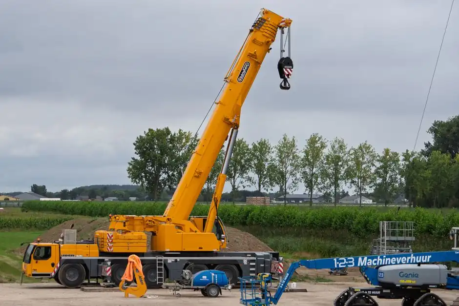 Mobile Crane Price 2026: Cost Drivers, Class Tiers, and TCO for Specifiers