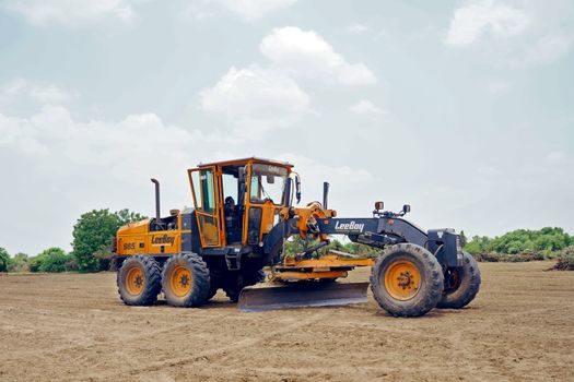 Motor Grader selection for road construction - Moldboard, Cutting Edges, and Ground-Engaging Tooling