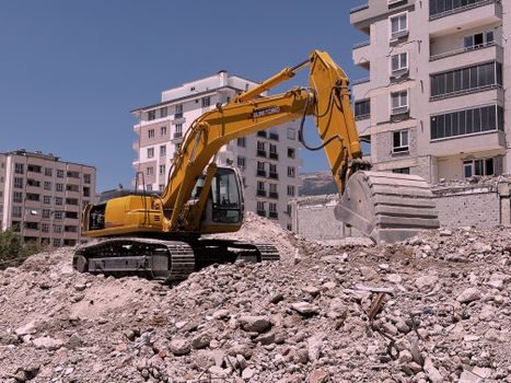 Motor Grader selection for demolition projects - Comparison: Grader vs. Purpose-Built Demolition Carrier