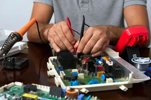display panel OEM vs ODM manufacturing - Who OEM Fits, and Who ODM Fits
