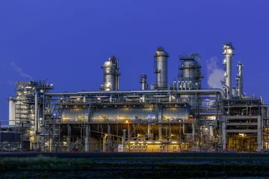 Safety Helmet selection for oil and gas facilities - Materials, Temperature, and Chemical Resistance