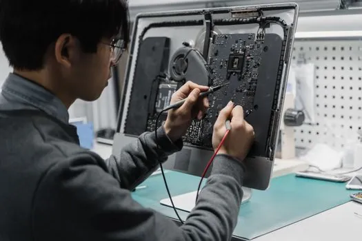 OLED competitive landscape 2026 - Failure modes and warranty split