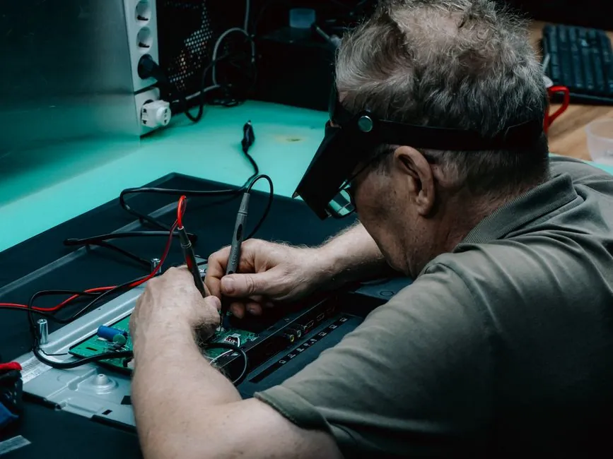 OLED OEM vs ODM Manufacturing: Spec Bands, Process Fit, and 2026 Sourcing Cues