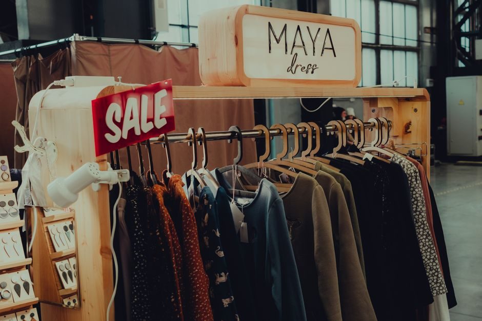 Overhead Conveyor Selection for Apparel Distribution: Spec Map 2026