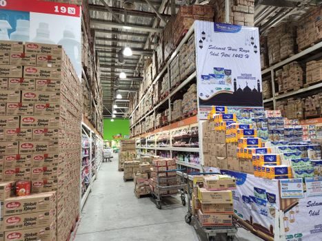 Overhead Conveyor selection for retail distribution - Layout discipline: turns, vertical curves, and structural ceiling loads