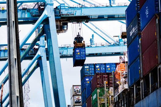Overhead Conveyor selection for port logistics - Selection Criteria: Load, Pull, Span, Environment
