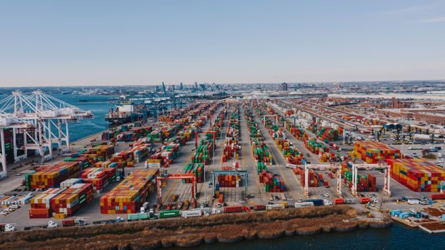 Overhead Conveyor selection for port logistics - Cost and Capacity Trade-Offs