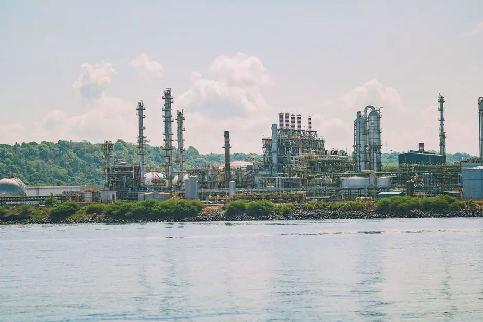 Petrochemical Industry 4.0 adoption: TIC spend, IIoT instrumentation, and refinery