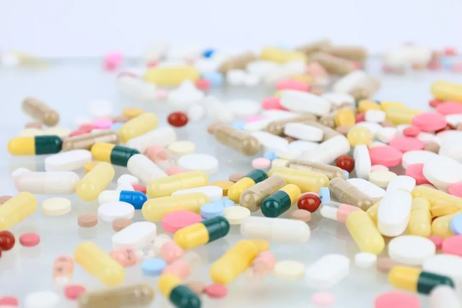 Pharmaceutical AMR selection: cleanroom class, payload seal, and validation gates