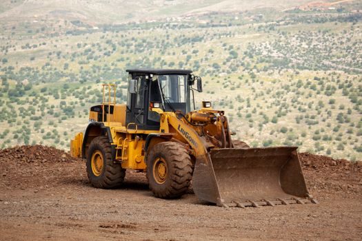 Wheel Loader selection for pipeline construction - Cab, ROPS/FOPS, and Operator-Fatigue Specs