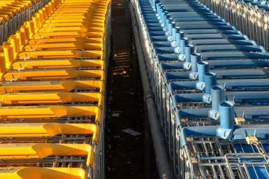 Platform Trolley selection for automotive parts logistics - Materials, Finish, and Stackability for Plant Floor Reality