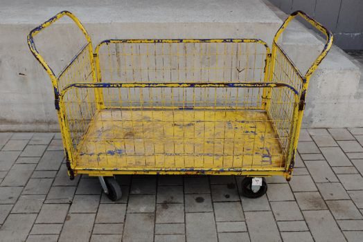 platform trolley vs order picker for certificate traceability - Criteria Comparison: Manual Trolley vs Electric Platform Cart vs Order Picker
