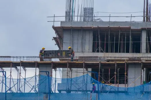 Concrete Vibrator selection for demolition work - Field technique: reading the concrete, not over-vibrating it