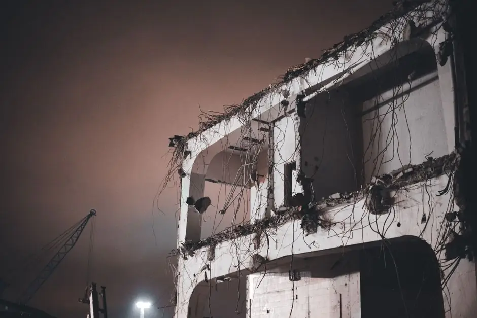 Poker vibrator sizing for demolition assessment and concrete separation