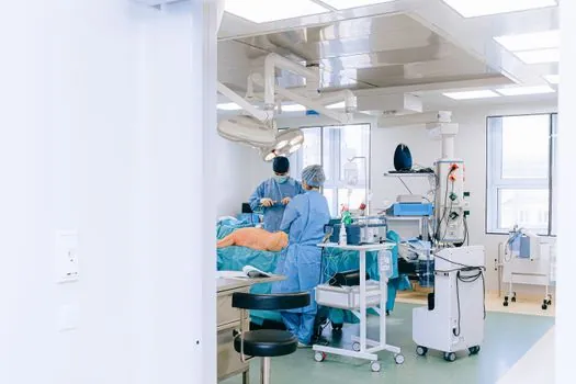 Polyurethane Insulation selection for hospitals - Comparison: PU panel, PU spray, mineral wool, EPS for hospital envelopes
