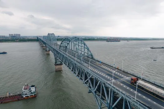 Aerial Work Truck selection for port and terminal operations - Comparison: Scissor, Articulated, Telescopic, Spider, Truck-Mounted