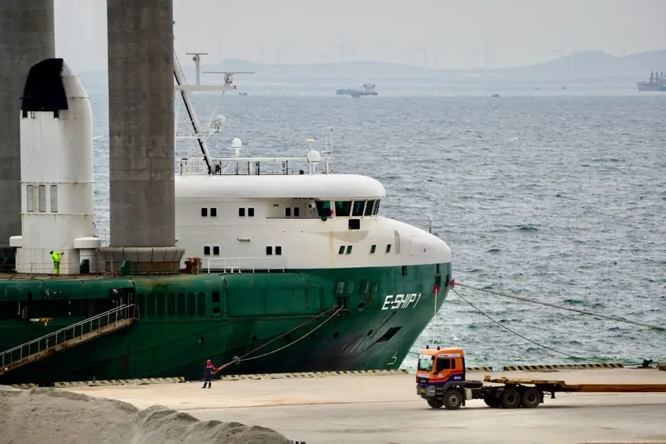 Port Aerial Work Truck Spec Gates: Salt, Wind, Deck Load, Reach