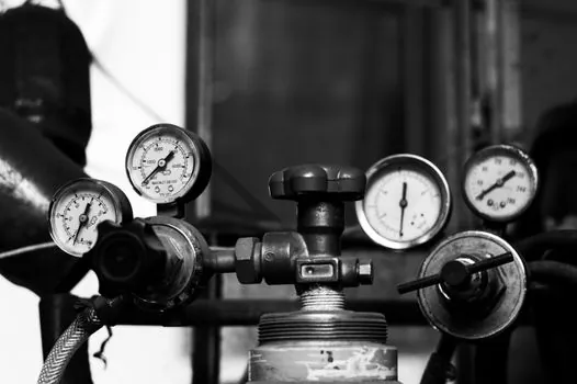 Pressure Gauge selection criteria - Wetted material, process temperature, and what you are measuring