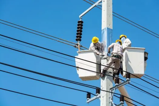Protective Clothing selection for electrical work - Real use cases from 2024–2026 utility and rail tenders
