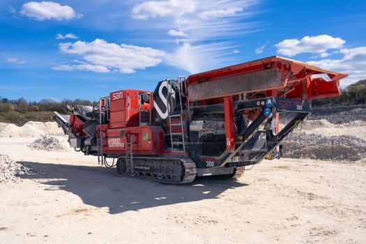 Road Roller selection for quarrying - Quarry-Specific Hazards: Dust, Grade, and Abrasive Wear