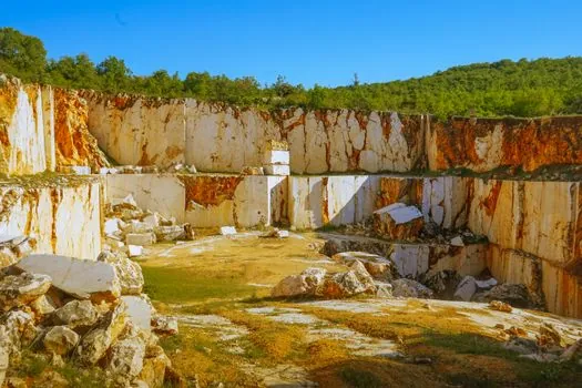 Rough Terrain Forklift selection for quarrying - Operating environment and its constraints