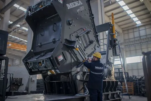 Diaphragm Wall Grab selection for quarrying - Standards, Safety Layers, and Operating Limits