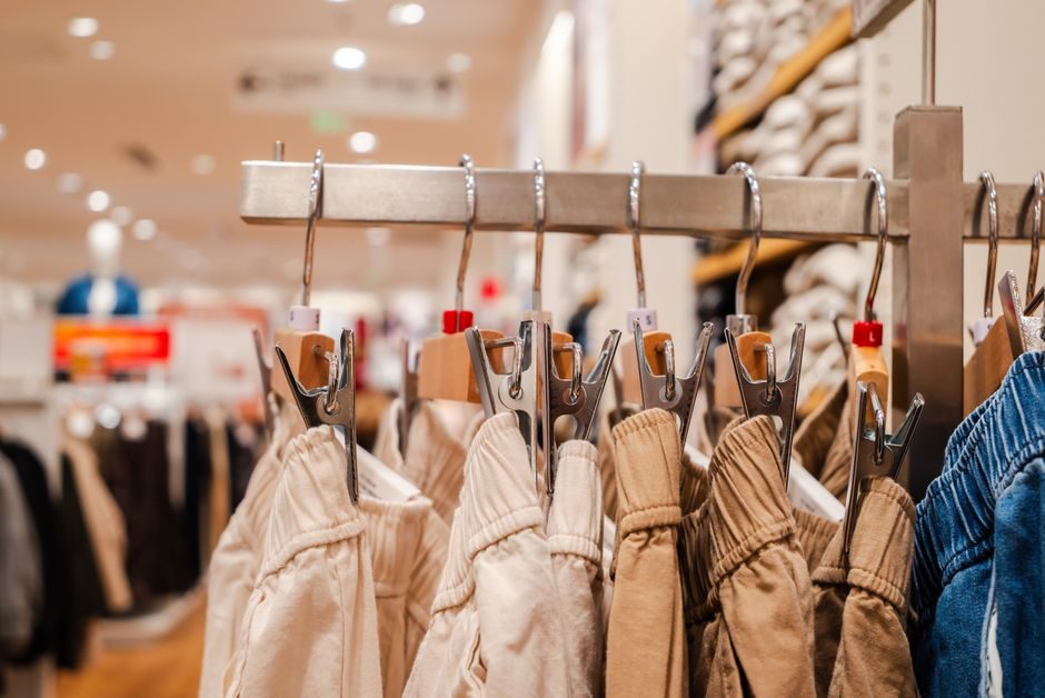 Roller Conveyor Selection for Apparel Distribution Centers