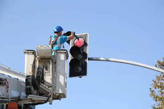 Safety Glasses selection for work at height - Standards and Reference Signals to Track