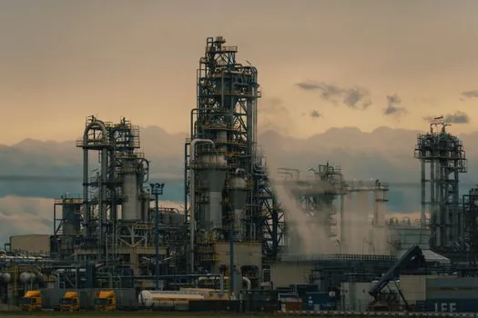 Safety Gloves selection for oil and gas facilities - Use-case map: upstream, midstream, downstream, offshore