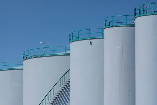 Safety Shoes selection for oil and gas facilities - Sole compound and slip chemistry on steel grating