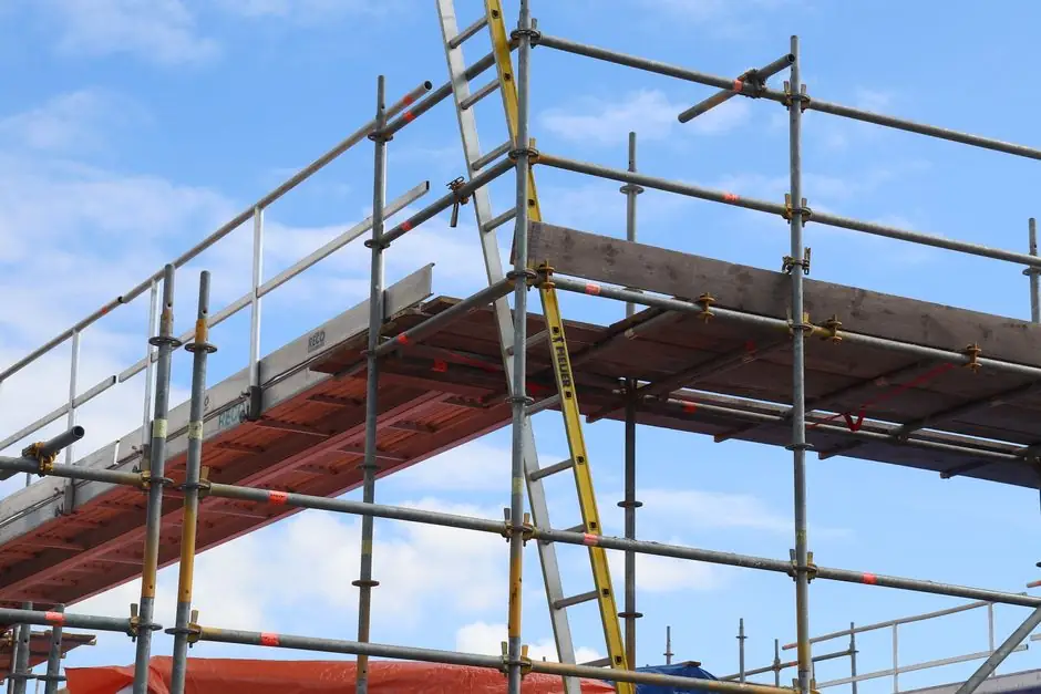 Scaffolding selection for demolition work: load class, debris rating, and anchor