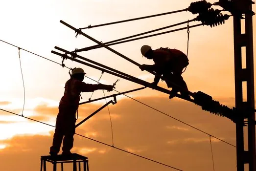 Scaffolding selection for electrical installation - Comparison: material options against electrical-work criteria