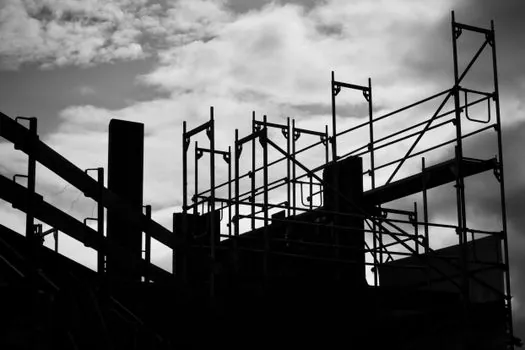 Scaffolding selection for electrical installation - Plank selection on a conductive or non-conductive frame