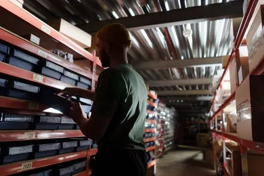 Stacker Crane selection for e-commerce fulfillment - Comparing options on a criteria grid