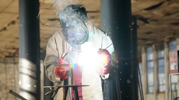 Stud Welder selection for bridge construction - Comparison table: CD stud welder vs DA stud welder on four selection criteria