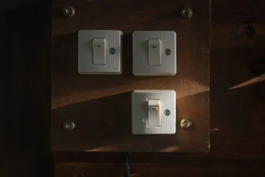 how to choose a Switch-Disconnector - Voltage Sizing: Voc, Cold-Weather Correction, and 10% Margin