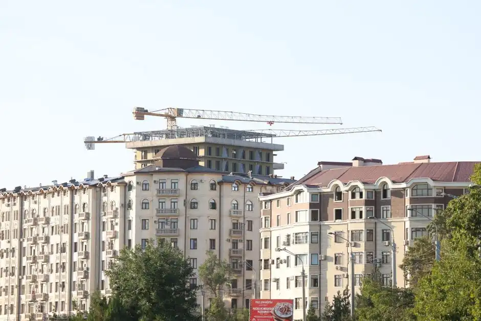 Topless and luffing tower cranes 6-12t for road and bridge piers