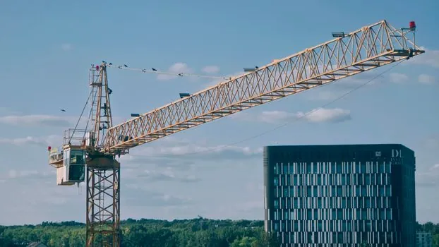 Tower Crane selection for agriculture - Comparison: flat-top 5-8 t vs flat-top 10-18 t vs luffing 8-18 t for farm sites