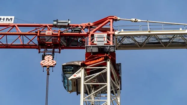 Tower Crane selection for landfill operations - Erection, climbing, and dismantling on a closed or active cell