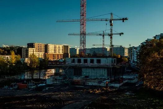 Tower Crane selection for snow removal - Site envelope and ground-bearing for service yards